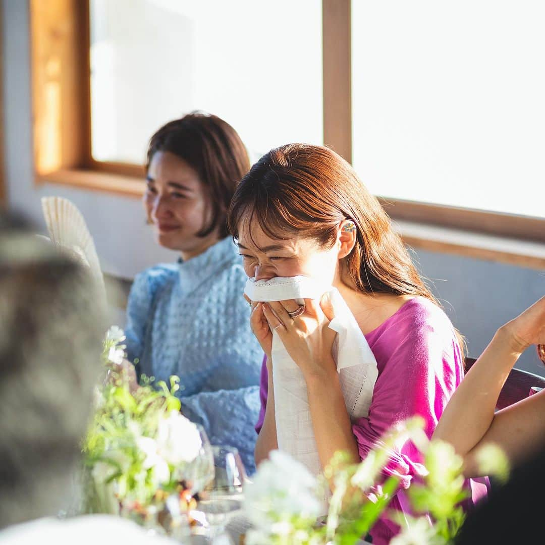 山城葉子さんのインスタグラム写真 - (山城葉子Instagram)「. Julia's wedding👰‍♀️🤵‍♂️  ゲストから新郎新婦に向けてのお祝いスピーチが最後の最後に私のところに回ってきてしまいました。  司会のかなこさんが私たちのエピソードや、ジュリアの私への想いを話してくれて、もう感極まってしまってスピーチどころじゃなくなってしまいました。  何を話したんだろう私。 話したいことは沢山あるのに。 ご家族やゲストの皆さまに聞いて欲しいジュリアの素晴らしいエピソードが山ほどあるのに。 どれだけ頑張り屋さんで、負けず嫌いで、外見だけではなく、心がどれだけ美しいのかを話さないといけないのに… 全然伝えきれませんでした。  とにかく、私の人生においてジュリアはとても大切で必要な人であること。10歳近く年下なのに心から尊敬する人格者であること。可愛くってチャーミングな妹であること。 そしてNumber5が今あるのは、ジュリアの頑張りと、諦めない気持ち、プロフェッショナルな接客、そして素晴らしい感性のおかげであることを改めてこの場で伝えたいです。  ジュリアのような素晴らしい人に出会えたことに心から感謝しています。 きっとこの思いは、私だけではなく、YOKO YAMASHIRO Designsのメンバー全員が全く同じように思っています。 皆んなジュリアが大好きで、心から尊敬しています。 本当に素晴らしく美しい人、それがジュリアです。  @julia213h  @yokoyamashirodesigns  @number5_n5」8月31日 18時03分 - yokoyamashiro