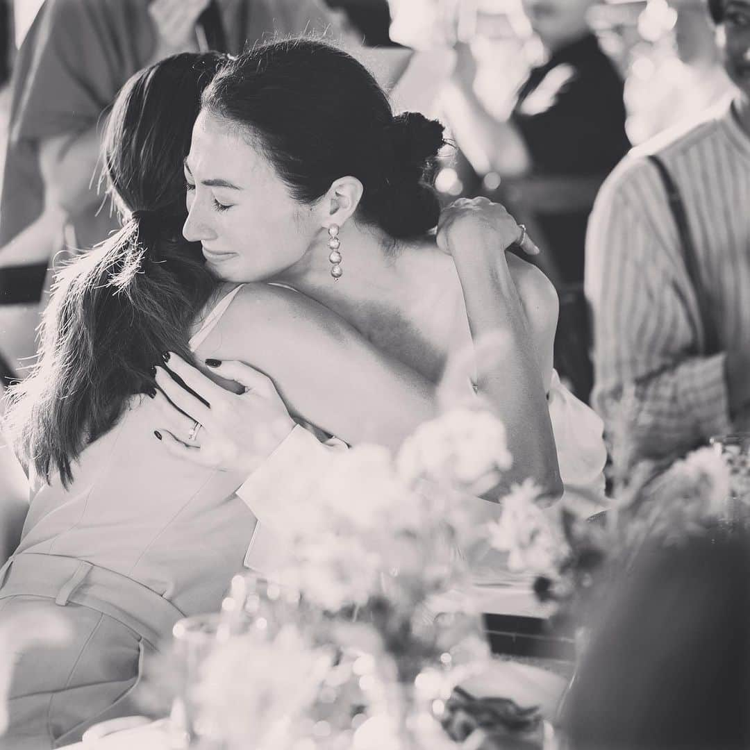 山城葉子さんのインスタグラム写真 - (山城葉子Instagram)「. Julia's wedding👰‍♀️🤵‍♂️  ゲストから新郎新婦に向けてのお祝いスピーチが最後の最後に私のところに回ってきてしまいました。  司会のかなこさんが私たちのエピソードや、ジュリアの私への想いを話してくれて、もう感極まってしまってスピーチどころじゃなくなってしまいました。  何を話したんだろう私。 話したいことは沢山あるのに。 ご家族やゲストの皆さまに聞いて欲しいジュリアの素晴らしいエピソードが山ほどあるのに。 どれだけ頑張り屋さんで、負けず嫌いで、外見だけではなく、心がどれだけ美しいのかを話さないといけないのに… 全然伝えきれませんでした。  とにかく、私の人生においてジュリアはとても大切で必要な人であること。10歳近く年下なのに心から尊敬する人格者であること。可愛くってチャーミングな妹であること。 そしてNumber5が今あるのは、ジュリアの頑張りと、諦めない気持ち、プロフェッショナルな接客、そして素晴らしい感性のおかげであることを改めてこの場で伝えたいです。  ジュリアのような素晴らしい人に出会えたことに心から感謝しています。 きっとこの思いは、私だけではなく、YOKO YAMASHIRO Designsのメンバー全員が全く同じように思っています。 皆んなジュリアが大好きで、心から尊敬しています。 本当に素晴らしく美しい人、それがジュリアです。  @julia213h  @yokoyamashirodesigns  @number5_n5」8月31日 18時03分 - yokoyamashiro