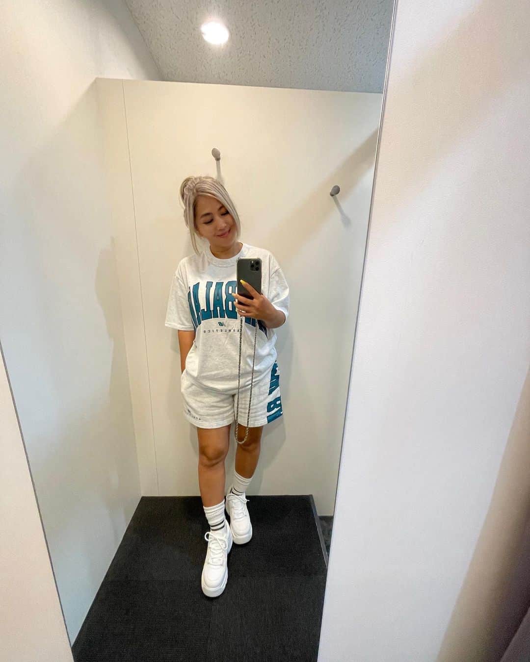 MINMIのインスタグラム：「テレビの収録♬なんの番組なのか 楽しみにしていてね💛　 お洋服はnew balance  90's style ✌️ peace @newbalance  @newbalancelifestyle」