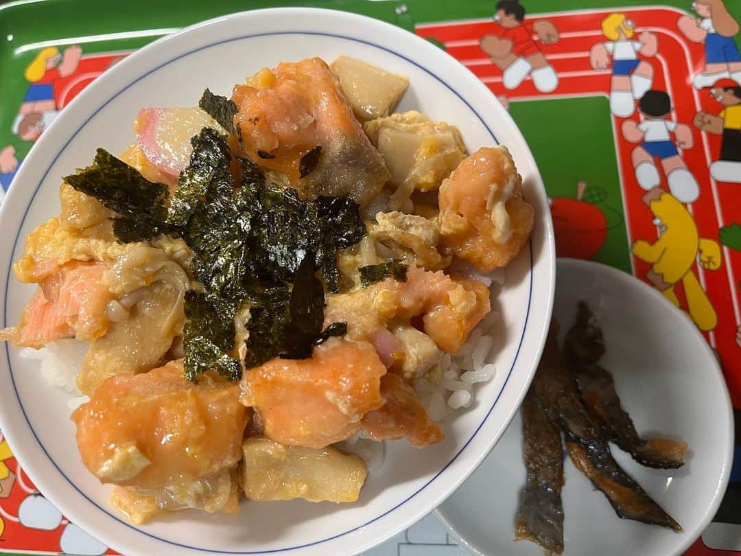 久保田磨希さんのインスタグラム写真 - (久保田磨希Instagram)「NHK「あさイチ」で篠原武将さんに教えていただき、美味しくいただいた「鮭ときのこの卵とじ丼」早速作らせていただきました。 美味〜。 家族でペロリ。 皮も焼いて塩を振りました😀 翌日のお弁当の分を先によけといてよかった🤏 #久保田磨希 #あさイチ #篠原武将 さん #鮭ときのこの卵とじ丼」8月31日 17時56分 - maki_kubota1973