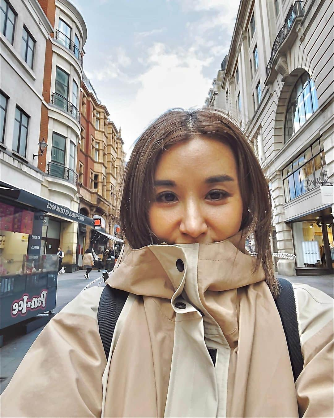 鈴木紗理奈のインスタグラム：「イギリス着地🇬🇧 もうすっかり秋で寒いくらいのLondon 寒いLondonは留学させて間もない頃、リオトを学校に送り届けバイバイした後1人泣いて歩いた場所があり過ぎて街を歩いてるだけで胸が痛くなるわ。 早いもんで留学5年目に投入し、まだまだ遠回りや失敗の連続やけど、おかげでわたしの海外サバイブ能力かなり上がった😎✌️   #riototomama」