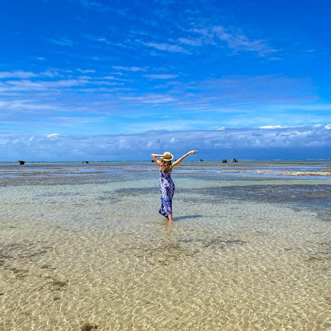 Lisaのインスタグラム：「夏の最後の日に海に愛を伝えたい！🌊❤️ 海まで電車で三日間ぐらい掛かるところから来た私は日本で海に恋に落ちた！🙈 今は定期的に海まで 行かないと病気になる気がする😂  ****  On the last day of summer I want to say how much I love the sea ! 🌊❤️  I came from a place where the nearest sea was about three days away by train and now I can’t imagine my life without it ! 🙈  #summer #sea #夏 #海」