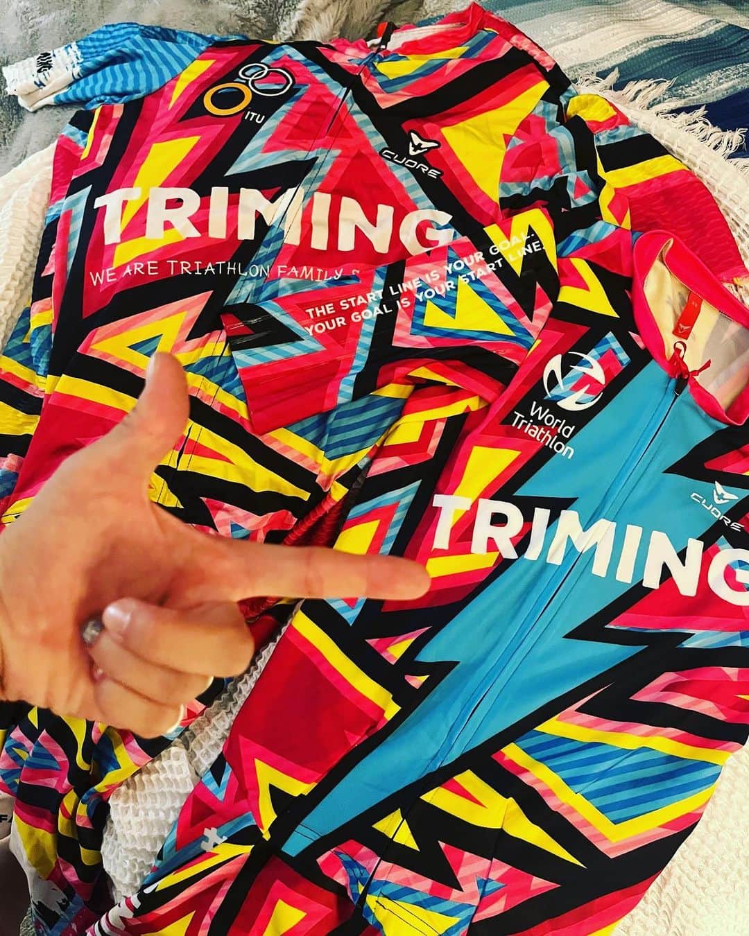 水越結花のインスタグラム：「🌈 8月ラスト！ やりきれましたーーー⚡️ ご褒美なタイミングで TRIMING 2023 New🩷 届きました✨  ロンTもグローブも バイクジャージも全部全部 可愛くてかっこよくて 全部欲しかったけど💸（姉のおさがりまってるw） 今年はトライウェアをオーダー🎁 いつの間にか3年も着たいつものウェアは お尻が穴あきそうだったからね🍑🤫 大サービスするとこだったぜ！  無事はじめての夏休みが終わり 給食さまさま再開でお弁当も終わり お仕事の大きなプロジェクトもちょっと一息✨  17日に走行距離0kmの絶望から始まったけど、 なんとかトレーニングもやりきれました！✨  富士山トライアスロンまであと10日🌈 いいコンディションで迎えられそうです✨ 週末🏊‍♀️🚴‍♀️🏃‍♀️3種目やりまーす！ 戦闘服着てみるわよー💋」