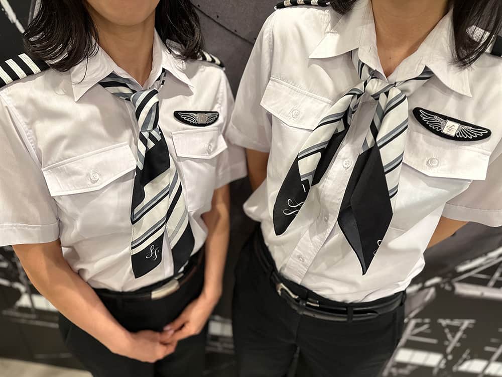 スターフライヤーさんのインスタグラム写真 - (スターフライヤーInstagram)「【女性パイロットの制服にスカーフが導入されました🖤】  皆さんこんにちは💁🏻‍♀️ SNS担当のTとOです🎀  女性パイロットのスカーフ姿があまりにも素敵だったので、今日はそちらのスカーフについて紹介します。  スターフライヤーには5名の女性パイロットが在籍しています👩🏻‍✈️  「女性がより働きやすい環境」を目的に、今年の6月より導入されました。 従来の黒いネクタイ、あるいはスカーフ、と自由に選択できるのがいいですね🥰 ちなみに、CAとグランドスタッフが着用しているものと同じスカーフを使用しています。  フライトの合間には、CAがスカーフの巻き方を伝授するなど、和やかな時間を過ごしています。  華やかさとかっこよさも兼ね備えられており、スターフライヤーらしさを感じていただけると思います⭐️ もし空港で女性パイロットを見かけましたら、ぜひスカーフにも注目してみてください🎵  ご要望があればパイロットスカーフの巻き方をお伝えしますので沢山のコメントお待ちしております🕊🖤」8月31日 18時00分 - starflyerjapan