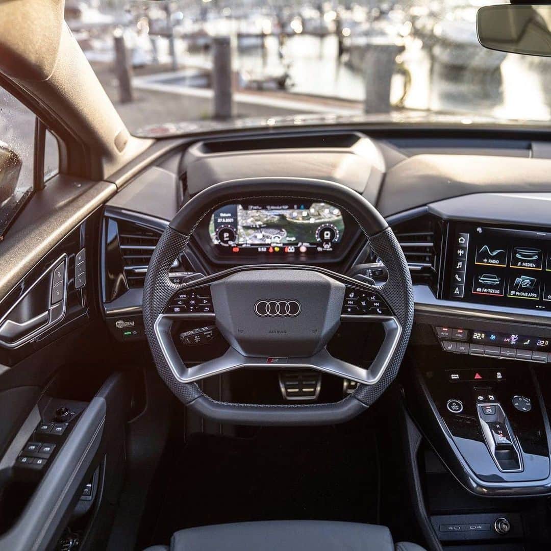 アウディ ジャパンのインスタグラム：「Audi Q4 e-tronのコックピットで未来へと舵を切る。  フラットデザインのステアリングを中心に広がる磨き上げられた一つ一つのディテールが、乗るものの冒険心を刺激し、新たな航海へと駆り立てる。  *写真は欧州仕様車です。日本仕様とは異なります。  #AudiQ4etron  #Audi #アウディ#AudiJapan #アウディジャパン #アウディQ4etron #Q4etron #Q4 #FutureIsAnAttitude #電気自動車 #EV #サステイナブル #CarLife #CarLifeStyle #AudiLife #Audigram #GermanCars #アウディのある生活 #アウディのある風景」