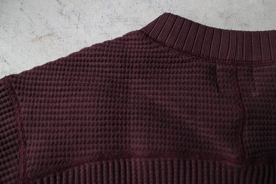 Jackmanさんのインスタグラム写真 - (JackmanInstagram)「▽ FW23 WAFFLE MIDNECK JM7200 100%COTTON Color:217Mahogany  秋が始まります Waffle Midneckの 新しいお色 マホガニー  優雅な生活を送る アメリカの 野球選手が 好んで揃えていたような 高級調度品を イメージしたお色です  今シーズンも 粒が立った綿100%の ビッグワッフル  肌面のストレスを抑える フラットシーマ  変わらない表情と 変化するお色」8月31日 18時00分 - jackman_official