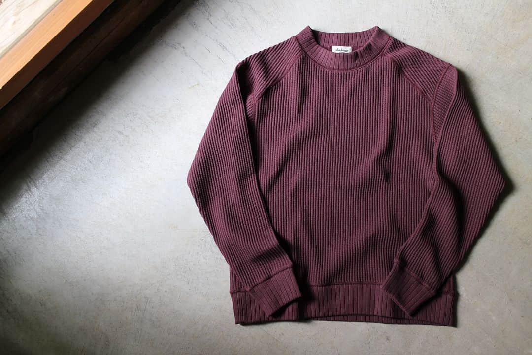 Jackmanさんのインスタグラム写真 - (JackmanInstagram)「▽ FW23 WAFFLE MIDNECK JM7200 100%COTTON Color:217Mahogany  秋が始まります Waffle Midneckの 新しいお色 マホガニー  優雅な生活を送る アメリカの 野球選手が 好んで揃えていたような 高級調度品を イメージしたお色です  今シーズンも 粒が立った綿100%の ビッグワッフル  肌面のストレスを抑える フラットシーマ  変わらない表情と 変化するお色」8月31日 18時00分 - jackman_official