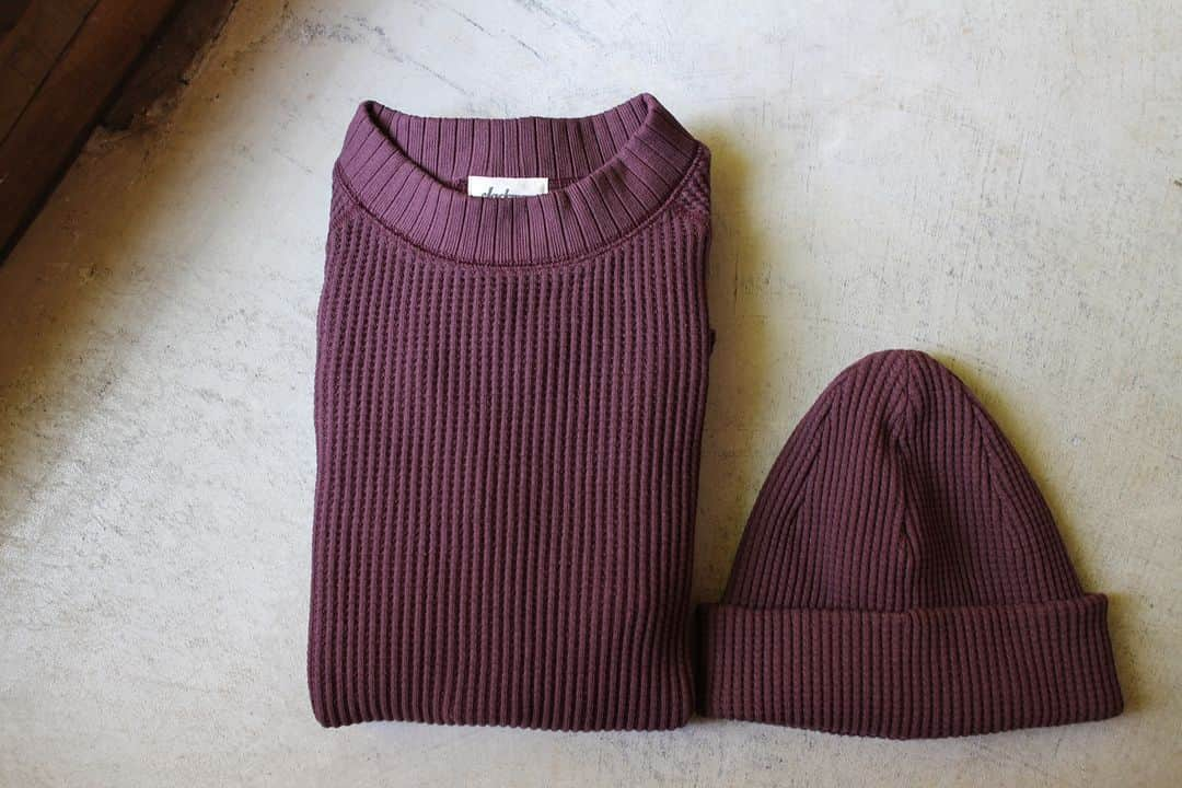 Jackmanさんのインスタグラム写真 - (JackmanInstagram)「▽ FW23 WAFFLE MIDNECK JM7200 100%COTTON Color:217Mahogany  秋が始まります Waffle Midneckの 新しいお色 マホガニー  優雅な生活を送る アメリカの 野球選手が 好んで揃えていたような 高級調度品を イメージしたお色です  今シーズンも 粒が立った綿100%の ビッグワッフル  肌面のストレスを抑える フラットシーマ  変わらない表情と 変化するお色」8月31日 18時00分 - jackman_official