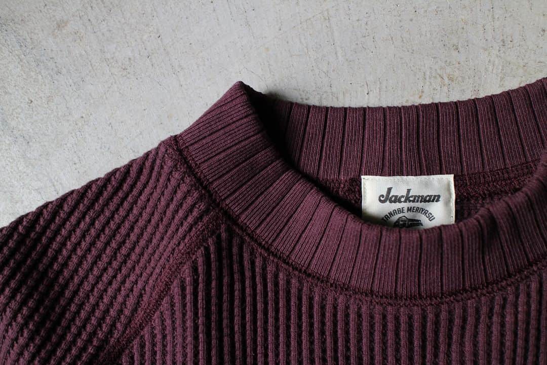 Jackmanさんのインスタグラム写真 - (JackmanInstagram)「▽ FW23 WAFFLE MIDNECK JM7200 100%COTTON Color:217Mahogany  秋が始まります Waffle Midneckの 新しいお色 マホガニー  優雅な生活を送る アメリカの 野球選手が 好んで揃えていたような 高級調度品を イメージしたお色です  今シーズンも 粒が立った綿100%の ビッグワッフル  肌面のストレスを抑える フラットシーマ  変わらない表情と 変化するお色」8月31日 18時00分 - jackman_official