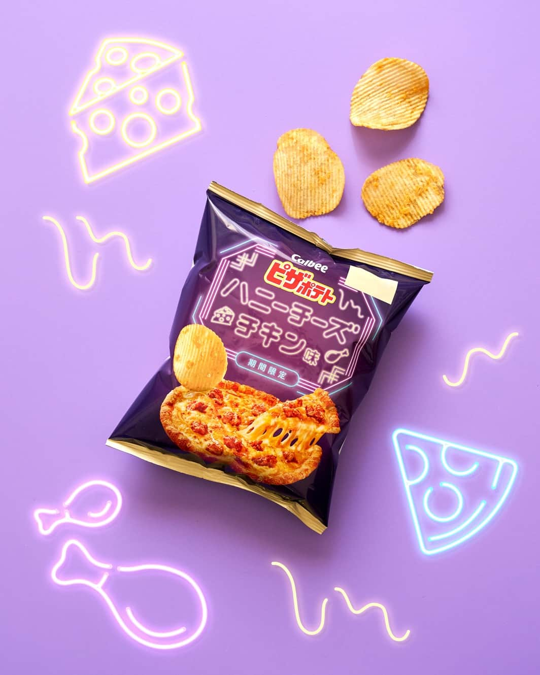 カルビーのインスタグラム：「『ピザポテト ハニーチーズチキン味』←食べたい度を🍕で教えて♪ 食べ応えある厚切りカットのポテトチップスに、メルトフレーク製法でとろ～りチーズをトッピング！ チーズとチキンの旨み、アクセントのハニーで甘じょっぱい味わいのやみつき「ピザポテト」です♪　（※はちみつパウダー使用） ＊全国のコンビニで期間限定販売中です。  #calbee #カルビー #ピザポテト #pizzapotato #ハニーチーズチキン味 #ハニー #はちみつ #チキン  #とろーりチーズ #チーズ #cheese #おつまみ #おやつ #ワイン #ビール #クラフトビール #大人の味 #甘じょっぱい #ピザポテト好き  #ワイン好き #ハイボール #ピザ #ひとりのみ #イエノミ #期間限定」