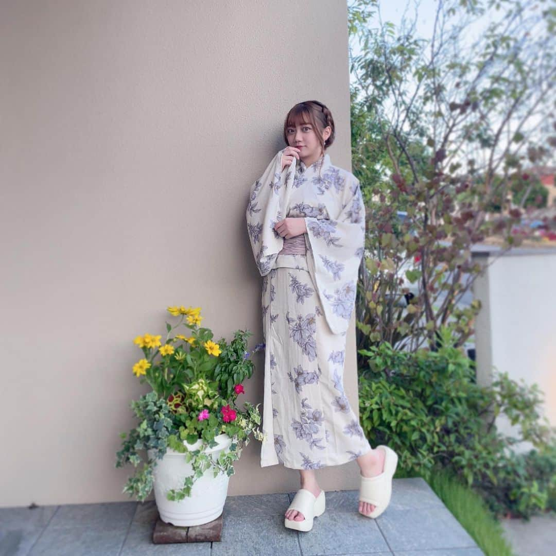 小澤しぇいんさんのインスタグラム写真 - (小澤しぇいんInstagram)「8月も今日で終わりですね🌻  今年の夏休みは夏らしい事が沢山できてとっても充実して幸せな思い出が沢山作れました✨  そして実は着付けもヘアセットも自分でやりました💗  浴衣は　@grl_official  帯を頑張って🌸の形に♡ 我ながら上出来だと思う😏 どうですか？  来年はもーーっと素敵な夏になりますように💕  #浴衣 #浴衣ヘアアレンジ  #浴衣女子  #grl」8月31日 18時00分 - 1217_shane