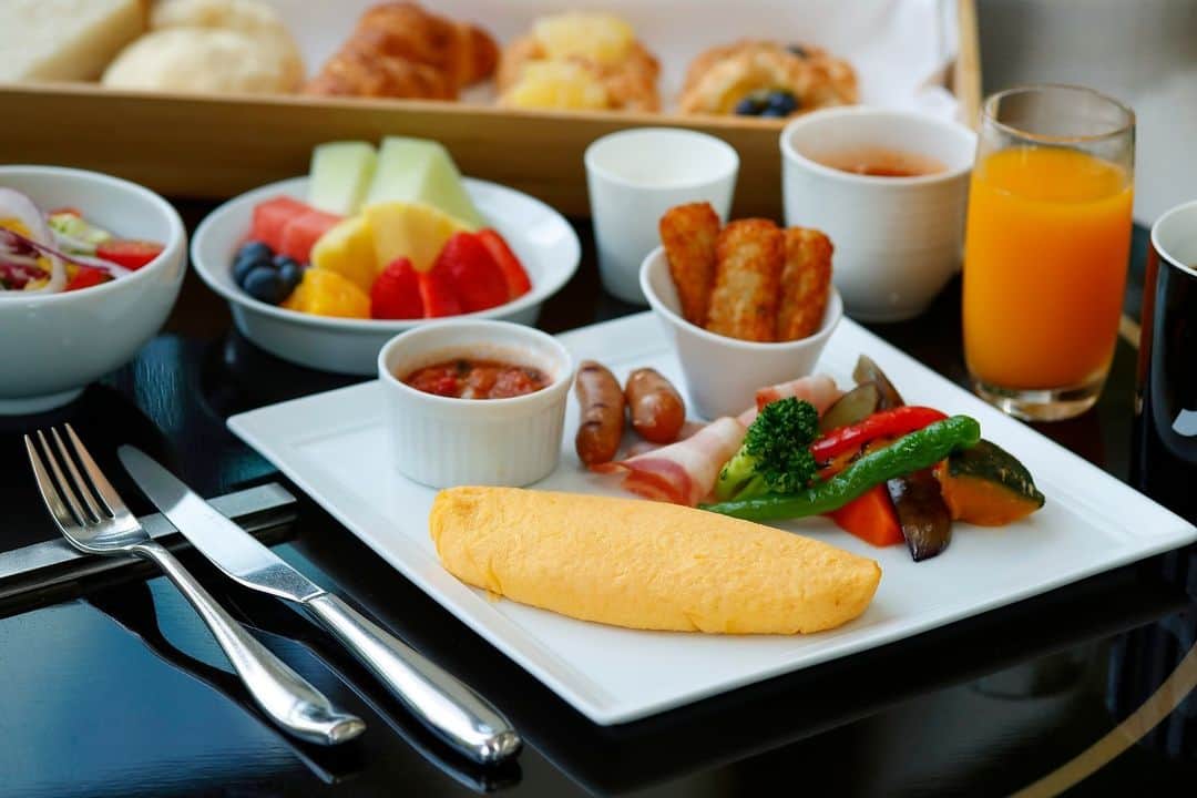 東京マリオットホテルのインスタグラム：「【お知らせ】9月4日(月)より、ラウンジ&ダイニング Gの朝食の営業開始時間を7：00から6：30に変更いたします。東京マリオットホテルの朝食ブッフェでしっかりとパワーチャージして朝早いご出発に備えていただければ幸いです✈🚄  Share your own images with us by tagging @tokyomarriott @tokyomarriott をつけてご投稿ください！公式アカウントからご紹介させていただく事があります。」