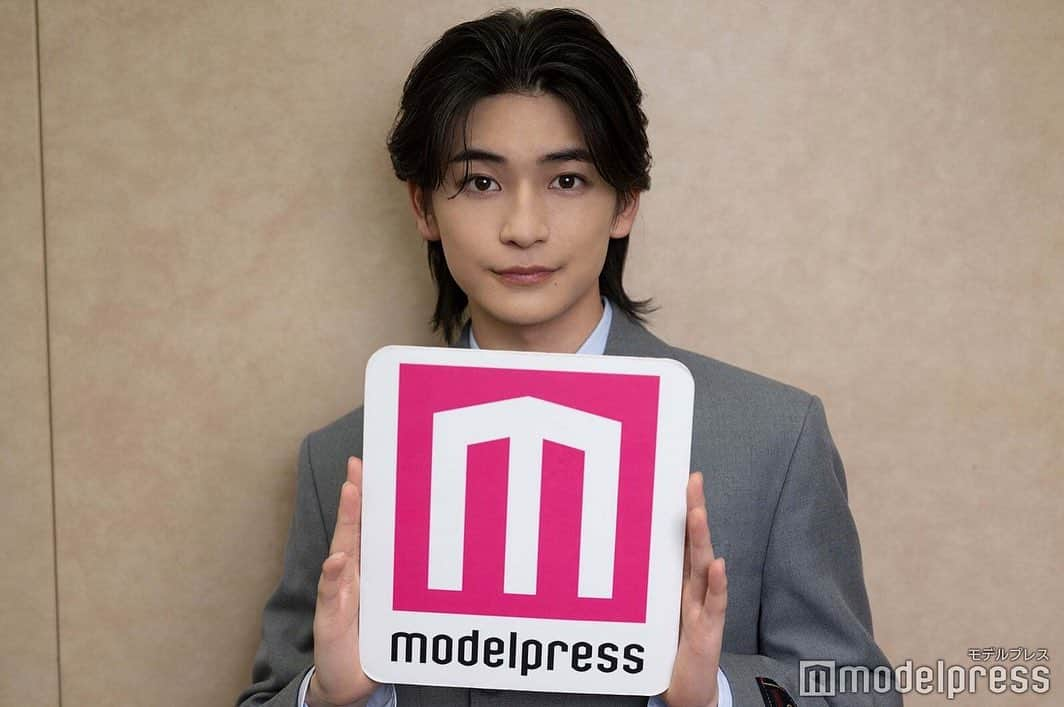 modelpressのインスタグラム：「⁡ 【高橋文哉さんインタビュー写真公開📸】 ⁡ 高橋文哉さんインタビュー時の撮り下ろしショットを公開！ 皆さんはどの髙橋さんが好きですか？ 是非コメントしてみてくださいね☺️✨ ⁡ 前回投稿では「夢を叶える秘訣」をご紹介しました。 素敵なインタビューなので、まだの方はぜひご覧ください🙋🏻‍♂️🩷 ⁡ 記事ではさらにたくさんの撮り下ろしショットを公開中📝（ハイライトからチェックしてみてください！） ⁡ @modelpress #モデルプレス #高橋文哉」