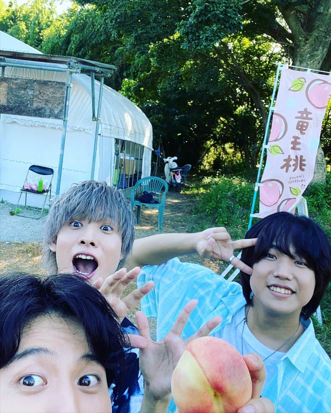 入野自由のインスタグラム：「滋賀で桃狩り🍑 #kiramune #岡本信彦 #吉永拓斗 #入野自由 #アグリパーク竜王」