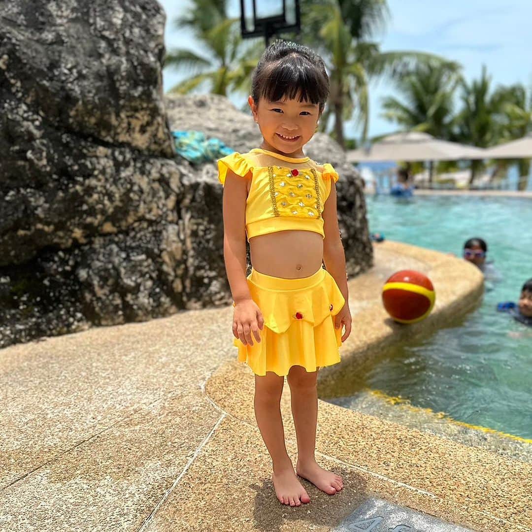 村方乃々佳のインスタグラム：「ベル、プールに入ります❤️  #村方乃々佳 #ののちゃん #ののかちゃん #ののちゃんねる #nonokamurakata #노노카 #NONOCHAN #夏休み　 #フィリピン旅行 #セブ島 #家族旅行 #ひーちゃん」