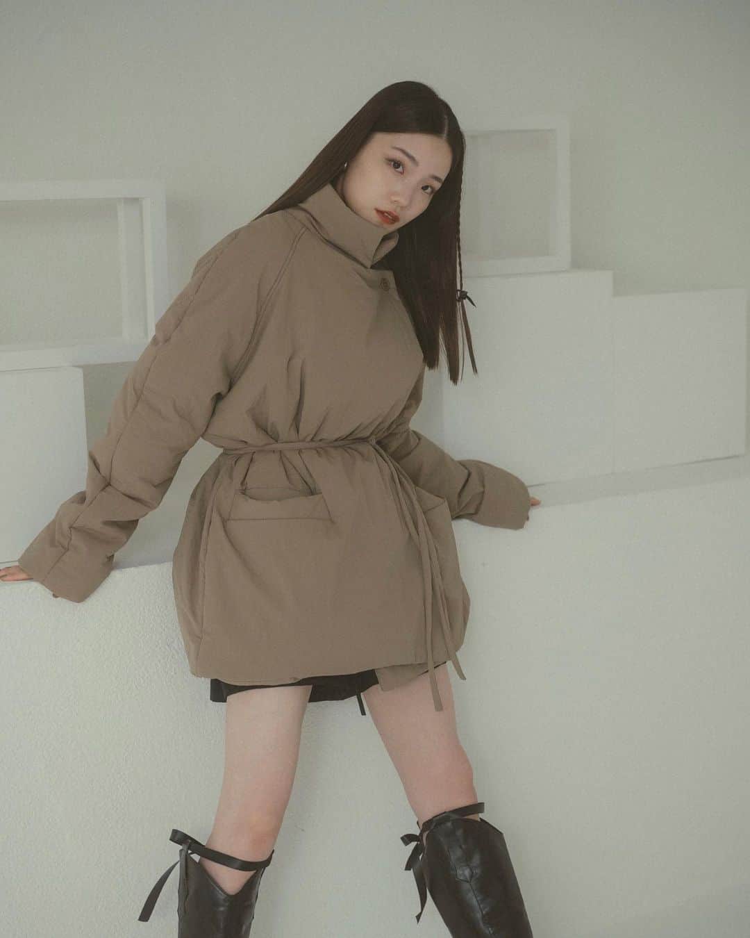 Vannie Officialのインスタグラム：「中綿ボリュームジャケット/ウエストリボン付  … Design … ･大人気の中綿コートがジャケット型になって登場 ・ボディ共地ウエストリボン付 ・スタンドネックできてマフラーいらずに ・ゆるっと抜け感のあるオーバーサイズ ・ヒップ下までしっかり隠れるミドル丈 ・ふんわり軽量な中綿で抜群の暖かさ ・裾ドロストでシルエット変更◎ ・ゆとりをもたせたサイジングで厚手のニットも楽々 ・500mlペットボトルの入る大容量ポケット付  … Styling … 系統問わず着やすい中綿アウター ワンピースの上からさらっとはおったり デニムと合わせておもいっきりカジュアルに◎ ウエストリボンで絞って ミニ丈とロングブーツを合わせるのもおすすめ  ━━━━━━━━━━━━━━━━━━━━━  透け感：なし 裏地：あり 厚さ：普通 伸縮性：なし 光沢感：なし  ━━━━━━━━━━━━━━━━━━━━━━ ※詳しくは洗濯タグをご確認ください  #vannie_u」