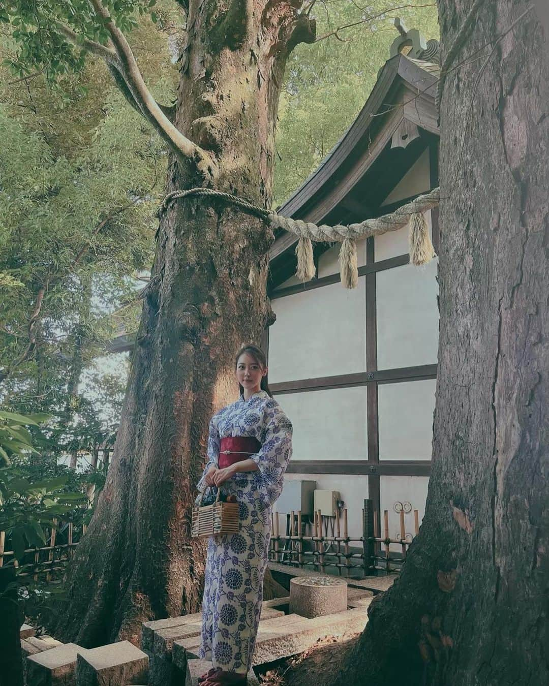 上野愛奈さんのインスタグラム写真 - (上野愛奈Instagram)「． 今日で8月も終わりですが、今年は着る機会がなかったので、去年の夏の思い出です🍧 食べているのは鰻串です😚また行きたいな〜🎐  #川越 #氷川神社」8月31日 18時02分 - ueno_aina_816