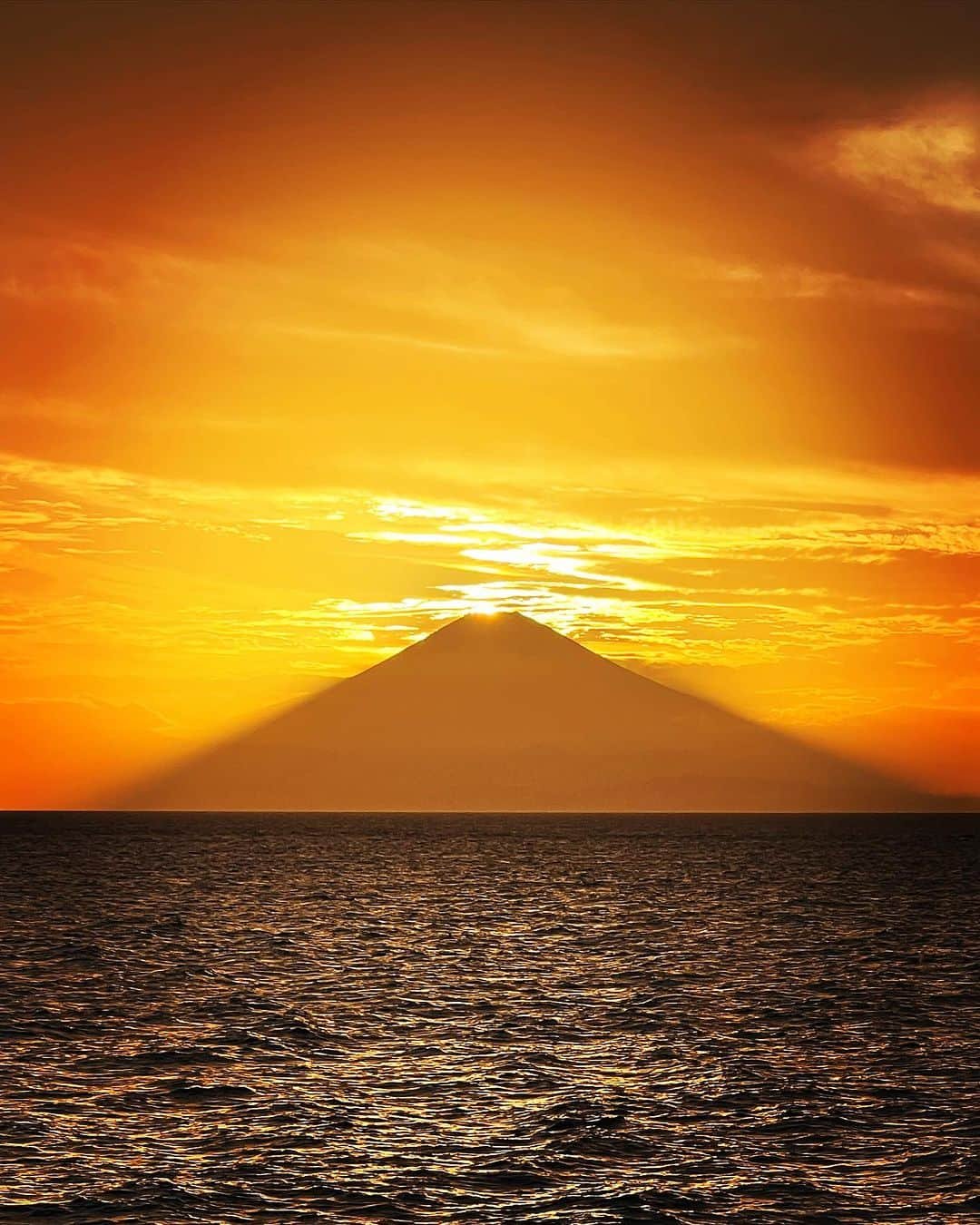 上山竜治のインスタグラム：「Diamond FUJI  #japan  #fujiyama #今日の夕焼け」