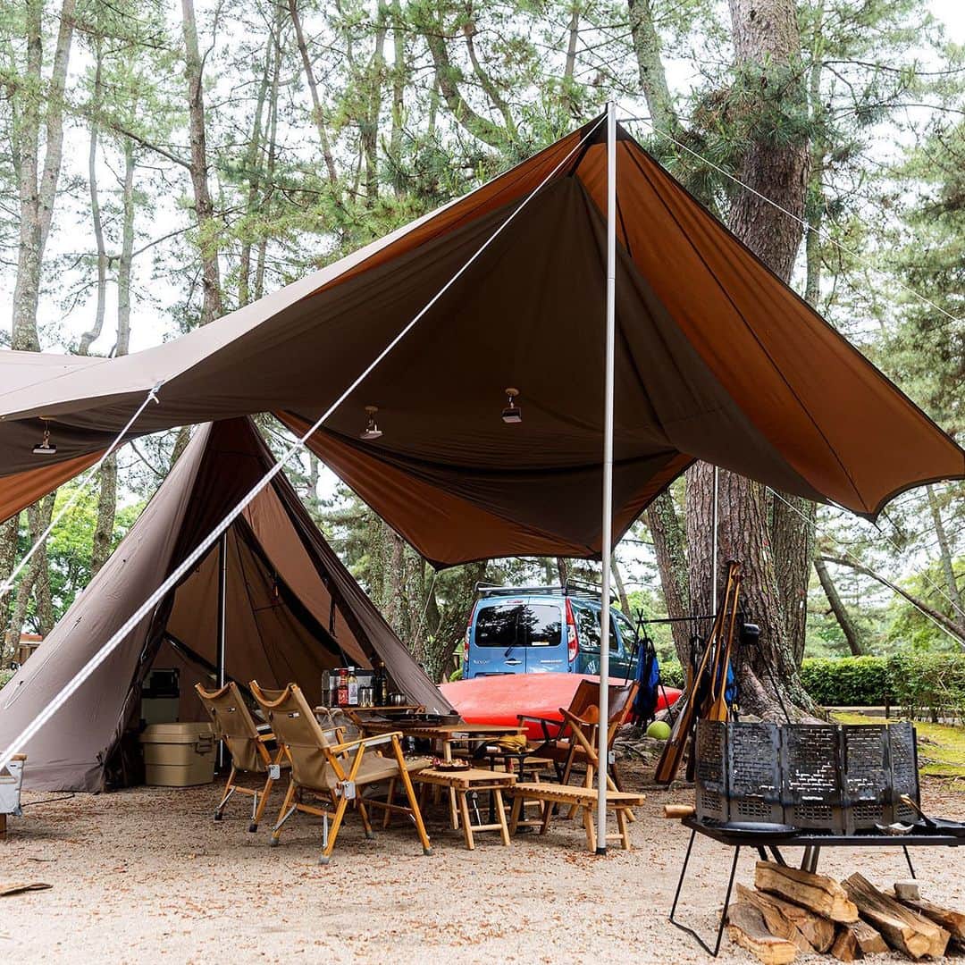 キャンプ情報サイト［ランタン］さんのインスタグラム写真 - (キャンプ情報サイト［ランタン］Instagram)「CAMP SMILE STYLE ／ 家族3人にちょうどいいキャンプサイト。 落ち着くカラーでまとめるのがコツ ＼ いろんなキャンパーのキャンプスタイルを現地取材と一般キャンパーからの投稿で数多く掲載してます。 . . 詳しくは @lantern.camp webサイトをご覧ください . . #camp #camping #camplife #outdoor #travel #trip #lantern_smile #キャンプ #キャンプ用品 #アウトドア #テント #自然 #旅行 #キャンプ初心者 #キャンプ好きな人と繋がりたい #アウトドア好きな人と繋がりたい #camper #外遊び #キャンプスタイル #マイアミ浜オートキャンプ場 #ファミリーキャンプ #ファミキャン #SnowPeak #スノーピーク #TentipiTents #テンティピテント #キャンプ飯」8月31日 18時12分 - lantern.camp