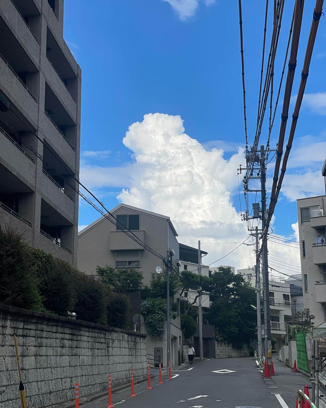 木下ココさんのインスタグラム写真 - (木下ココInstagram)「8月ラスト❣️ @chamarila0801 のボディトリートメントに向かう途中タイプの雲に遭遇☁️☁️ ・ 天気が不安定だったからか、ここ数日は至る所で夏らしいもくもくした入道雲を見かける事が出来ました😚♡ ・ 縦長の雲のフォルムが可愛くてこの日も写真を撮ってたら、歩道で並ぶ人達も目の前の雲の形について話してた! ・ わかる。可愛いよね☺️ ・ サロンでは、最近の疲れをラジオ波とオイルでばっちり流してもらい復活👌✨気持ち良くてマッサージ中は寝てしまった💆 ・ ・ ・ #入道雲 #夏 #空 #オイルマッサージ #リンパケア  #木下ココ」8月31日 18時06分 - cocot_chan