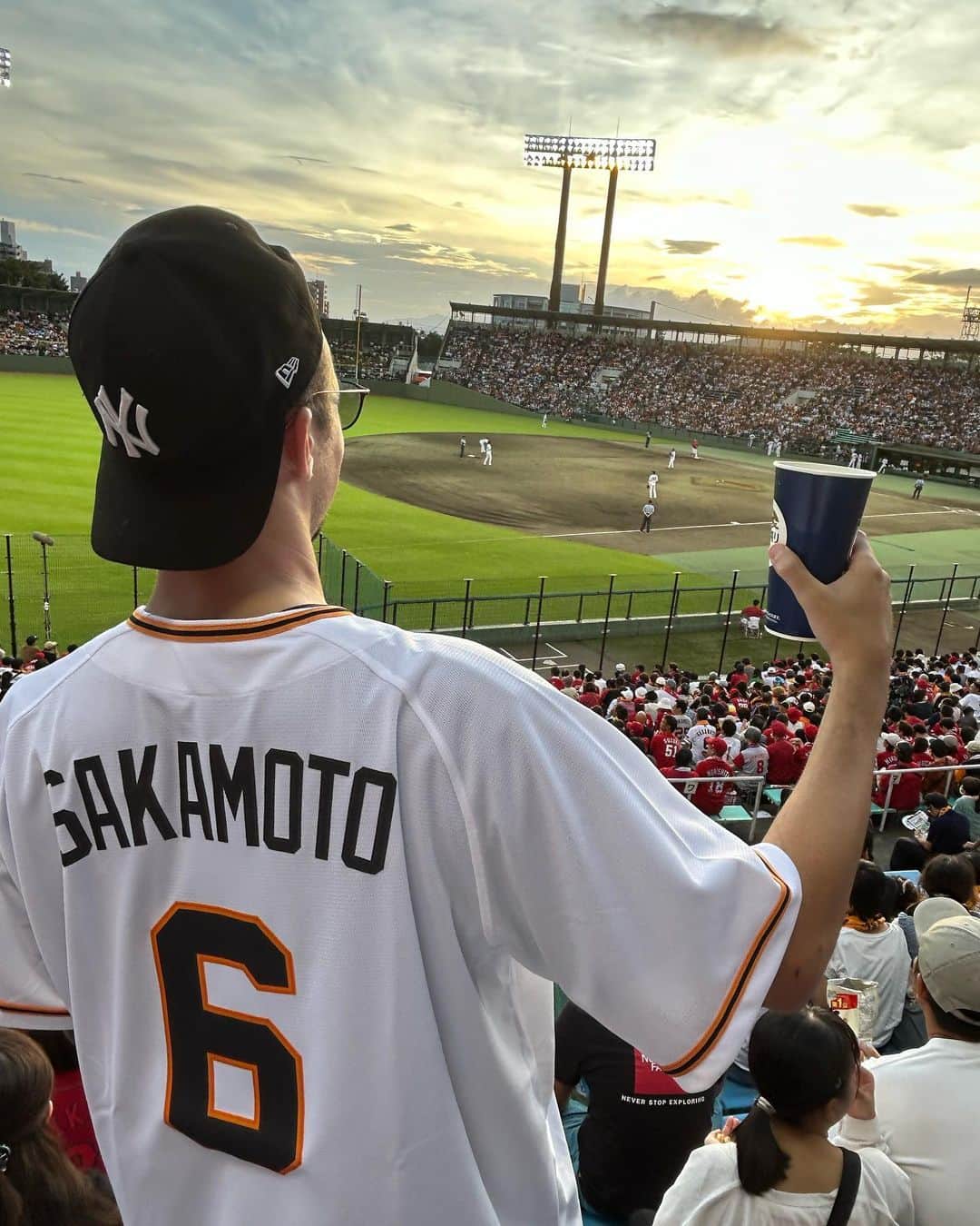 ハーフナー・マイクのインスタグラム：「俺と酒と　@hayato.sakamoto6  のスリーショット ファールボール狙い  #長良川球場 #プロ野球 #なぜかニューヨークヤンキース #3塁側 #酒と俺」