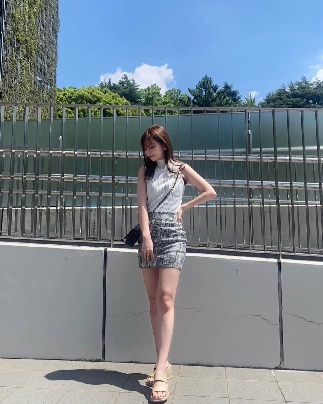 のインスタグラム：「ミニスカ久しぶりに履いてみたら、ソワソワした🥺🖤 . ダイエットがんばろう😤 . #韓国ヘア #韓国メイク  #韓国ファッション #sサイズファッション #sサイズコーデ #Y2K #일상#일상기록#일상그램#먹스타그램#냠냠#카페스타그램」