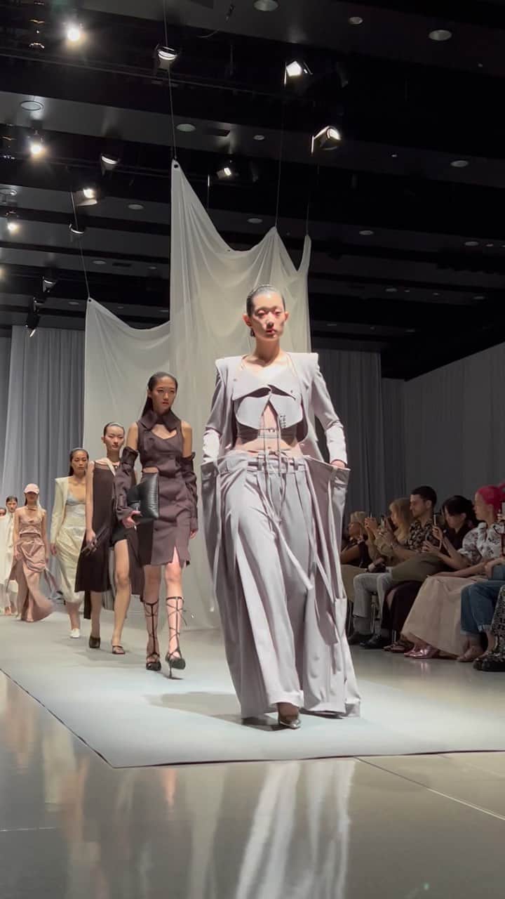 のインスタグラム：「【#WWDJAPAN東コレ取材】台湾出身のデザイナー、ヅゥチン・シン(Tzu Chin Shen)が手がける「セイヴソン（SEIVSON）」が2024年春夏コレクションを発表しました。  テーマは“secret secret secret”。 今シーズンはオフィスで働く女性のプロフェッショナルなカリスマ性からインスピレーションを広げました。テーラードスーツやトレンチコートなどのアイテムを「セイヴソン」らしいカットワークやレイヤードデザインで“office secret”を表現。  #セイヴソン#SEIVSON#RakutenFWT#RFWT#rfw#rfwtokyo#fashionweek#fashionweektokyo#tokyo#rakutenfashionweektokyo#rakuten#fashionweektokyo#fashionshow#fashionrunway#東京#東京コレクション#東コレ#楽天#楽天ファッションウィーク#ファッションショー」