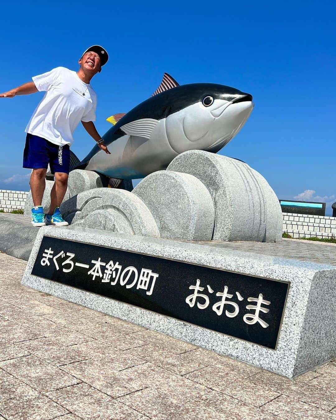 武井ドンゲバビーのインスタグラム：「マグロの釣り🎣  現在→11年前  今から遡る事11年前 イッテQの企画で青森県大間のマグロ一本釣り企画で、大間のマグロ漁師菊池親子にお世話になりました！  そして11年が経ち  単身大間へ。  またマグロ釣りでおやっさんと長男の正真にマグロ釣りをやらさせて頂きました。  本当に本当に凄まじい世界なんです。  YouTube編集頑張ります！  近日公開！  #まぐろ #鮪 #大間 #大間のマグロ  #本マグロ  #大運丸 #イッテq  #ドンゲバビー #武井ドンゲバビー」