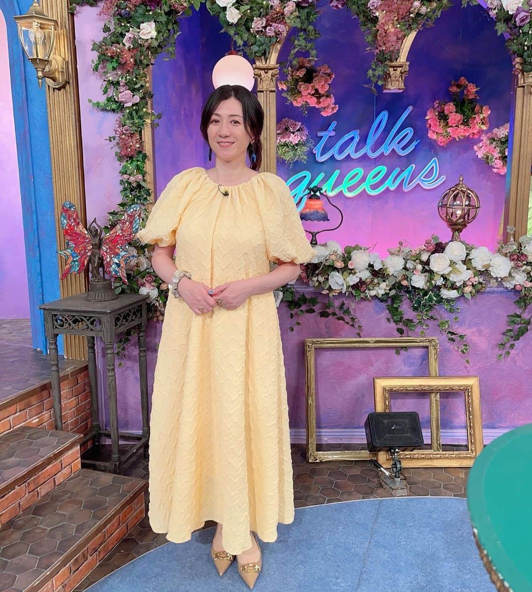 野々村友紀子のインスタグラム：「本日23:00〜フジテレビ【トークィーンズ】  本日は武田真治さんの回！22歳差婚のなれ初めから夫婦生活までトークィーンズのみなさんに丸裸にされちゃいます！  かなり自由な武田さん😆💦 果たしてスタジオでサックスを吹けるのか🎷🎵そちらもお楽しみに！  ピアスとバングルはこちらのもの @abiste_official」