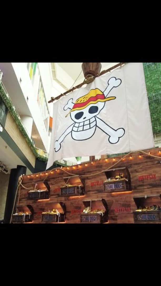 のインスタグラム：「アクアシティお台場にて、9月3日(日)まで実写版「ONE PIECE」特別展示を開催中🏴‍☠️  展示スペースは入場無料！ 衣装や小道具の展示のほか、フォトスポットやゲームで冒険気分を楽しもう👊  #実写のワンピ #ネトフリワンピ #ONEPIECE #ネットフリックス #ネトフリ #Netflix」
