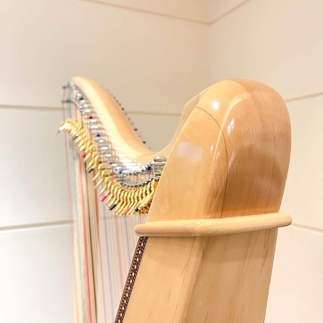 山野楽器のインスタグラム：「. ┈ ┈ ┈ ┈ ┈ ┈ ┈ ┈ ┈ ┈ ┈ ┈ ┈ ┈ どんな楽器でもいい。 音を奏でる楽しさと喜びを 味わっていただきたい。 ┈ ┈ ┈ ┈ ┈ ┈ ┈ ┈ ┈ ┈ ┈ ┈ ┈ ┈   楽譜が読めなくてもいい。 それこそ手拍子だって、立派な音楽。 そして、音楽を聴くというのは 人間にとって食事と同じくらい本能的で 必要なことなのだと思います。   山野楽器は、音楽専門店としての 知識とスキルを日々、高めながらお客さまが、 ご要望される音楽の提供に尽くしてまいります。   #山野楽器 #yamano_music #BeHappywithMusic #music #音楽のある生活」