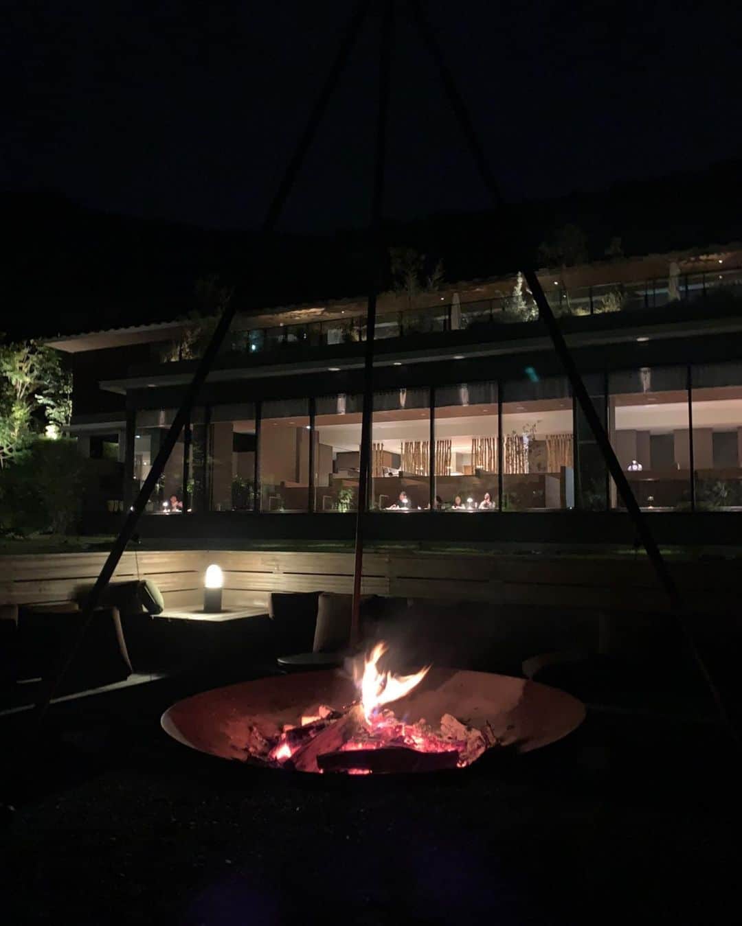 前坂美結さんのインスタグラム写真 - (前坂美結Instagram)「@fufu_kawaguchiko 🩵　  . 夜はガーデンの焚き火の薪をくべて🪵 しばらくぼーっと眺める時間が幸せだった〜  夜はもちろん朝も温泉に入って、 朝食はふふ定番らしい地元・せんだい屋納豆のグラタンが出てきて、これまた美味しかった🥹♡  季節のお野菜たっぷりのメニューで朝からほっこり☺️  . 旅行に行くと必ず器類を買うんだけど、 今回の思い出のお土産はお部屋にあったふふと #sghr のオリジナルタンブラーと、マグカップが可愛くて購入。 あとは富士山の石を使った箸置き、 お料理に使われてた調味料と…沢山買ってしまった🫢♡  おしゃれ&美味しいものが多過ぎて☺️   . バトラーさんに教えてもらった、 ふふ近くの @tabi_no_eki も可愛いお土産だったり 美味しそうな食べ物やフルーツがあったからここもとっても良かった♡シャインマスカットが最高だった🥹🍇　 友達のお土産もいろいろ購入。  . 夏の終わりに最高な思い出ができた🤲❣️ 1個前に続き投稿と、点線ストーリーにもお付き合いいただきありがとうございました♡  . #ふふ #ふふ河口湖 #🗻 #富士山  #河口湖観光 #国内旅行 #山梨観光 #温泉旅行 #fufukawaguchiko #夫婦旅行　 #旅の駅kawaguchikobase  #仕事頑張れる」8月31日 18時15分 - miyumaesaka