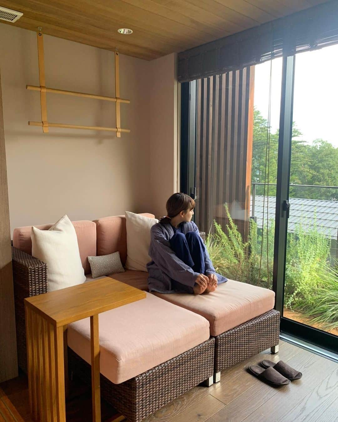 のインスタグラム：「@fufu_kawaguchiko 🩵　  . 夜はガーデンの焚き火の薪をくべて🪵 しばらくぼーっと眺める時間が幸せだった〜  夜はもちろん朝も温泉に入って、 朝食はふふ定番らしい地元・せんだい屋納豆のグラタンが出てきて、これまた美味しかった🥹♡  季節のお野菜たっぷりのメニューで朝からほっこり☺️  . 旅行に行くと必ず器類を買うんだけど、 今回の思い出のお土産はお部屋にあったふふと #sghr のオリジナルタンブラーと、マグカップが可愛くて購入。 あとは富士山の石を使った箸置き、 お料理に使われてた調味料と…沢山買ってしまった🫢♡  おしゃれ&美味しいものが多過ぎて☺️   . バトラーさんに教えてもらった、 ふふ近くの @tabi_no_eki も可愛いお土産だったり 美味しそうな食べ物やフルーツがあったからここもとっても良かった♡シャインマスカットが最高だった🥹🍇　 友達のお土産もいろいろ購入。  . 夏の終わりに最高な思い出ができた🤲❣️ 1個前に続き投稿と、点線ストーリーにもお付き合いいただきありがとうございました♡  . #ふふ #ふふ河口湖 #🗻 #富士山  #河口湖観光 #国内旅行 #山梨観光 #温泉旅行 #fufukawaguchiko #夫婦旅行　 #旅の駅kawaguchikobase  #仕事頑張れる」