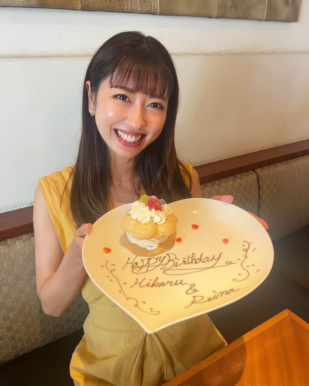 小山ひかるのインスタグラム：「毎年恒例になりつつある 怜奈(@takedan07 )との 合同誕生日祝い🎂🎁🎉  今年も2人で一生笑って一生喋って 本当に楽しい1日でした🥰✨  そして素敵すぎるプレゼントまで🥹🎁 いつもありがとう♪♪  来年は私がお店予約して バースデープレートお願いするね🤣 大好き！！！！❤️‍🔥❤️‍🔥 . . #誕生日ランチ #誕生日祝い #birthday #誕生日 #誕生日プレート #表参道 #表参道カフェ #omotesando #親友 #エルメス #hermes #誕生日プレゼント #birthdaypresent #表参道バンブー」