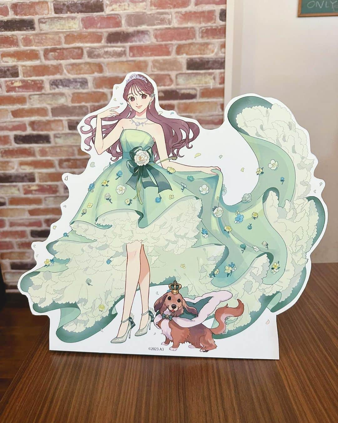 井坂仁美のインスタグラム：「🤍  イラストレーターのmeecoさんとのコラボ商品購入者様とお渡し会👑💚  久々にあの形でお話できて、楽しかったなぁ(*´꒳`*)  そしてこのイラストとっても可愛いから是非使ってね💚🐶」