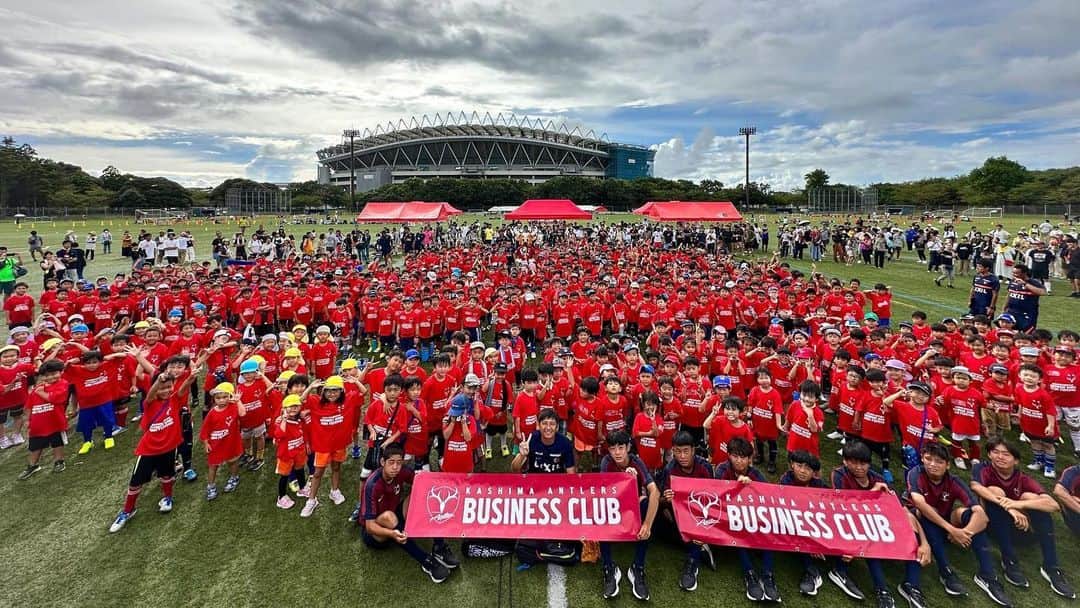 中田浩二のインスタグラム：「KASHIMA ANTLERS BUSINESS CLUB KIDS FESTIVAL 700人を超える、幼稚園生、小学校1、2年生と楽しくサッカー。 今回はビジネスクラブの協賛でかわいいTシャツも！ 笑顔あふれる楽しいイベントでした！ 参加いただいた皆さん、準備してくれた関係者の皆さん、ありがとうございました！」
