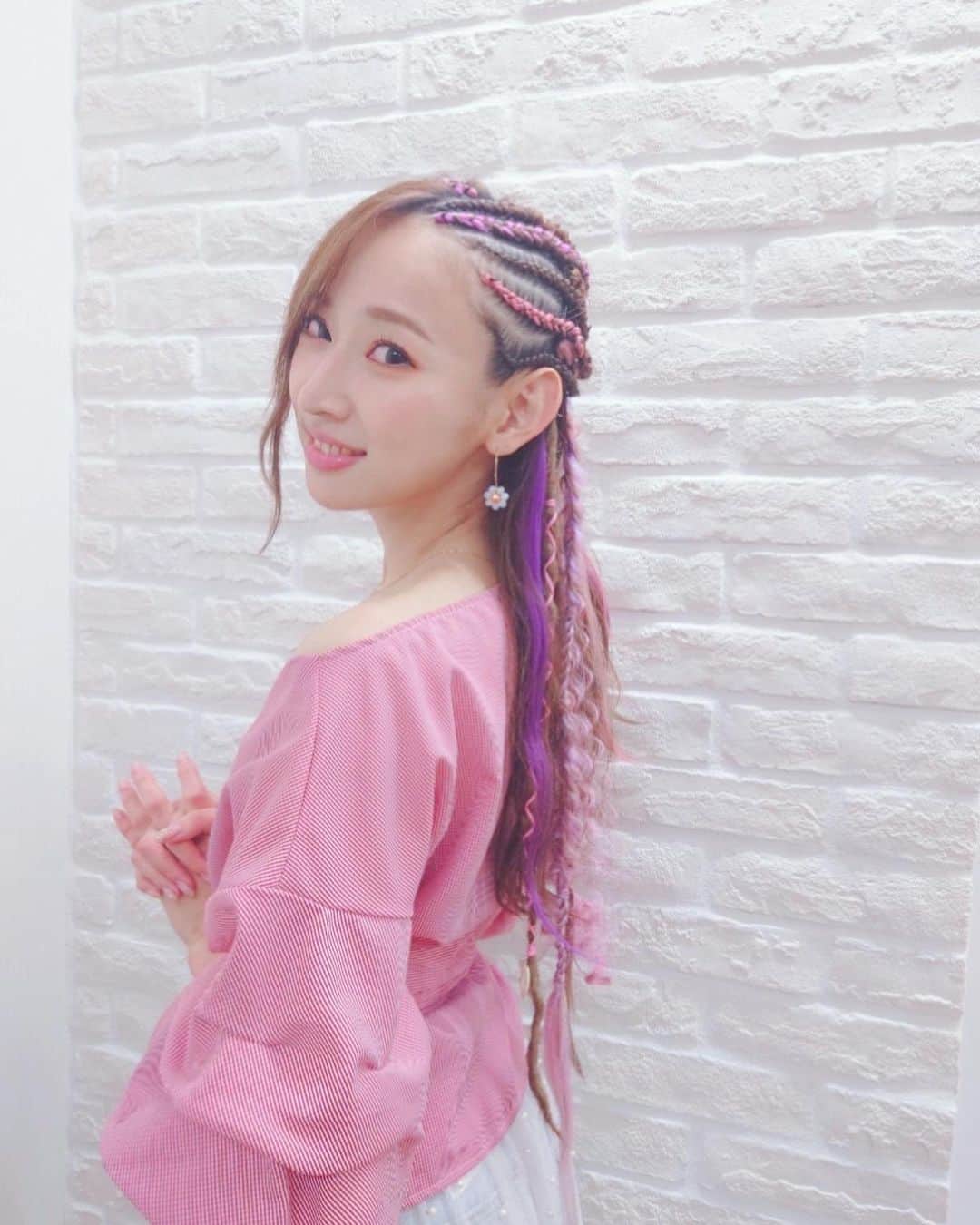 のインスタグラム：「🤍  そして、私の大好きなヘアメイクさんのゆみ姉にワイルド可愛くしてもらいました😊💕  お渡し会限定でしたが、 新鮮な私が魅せられた気がします😙💕  ゆみ姉ありがと〜！！！！」