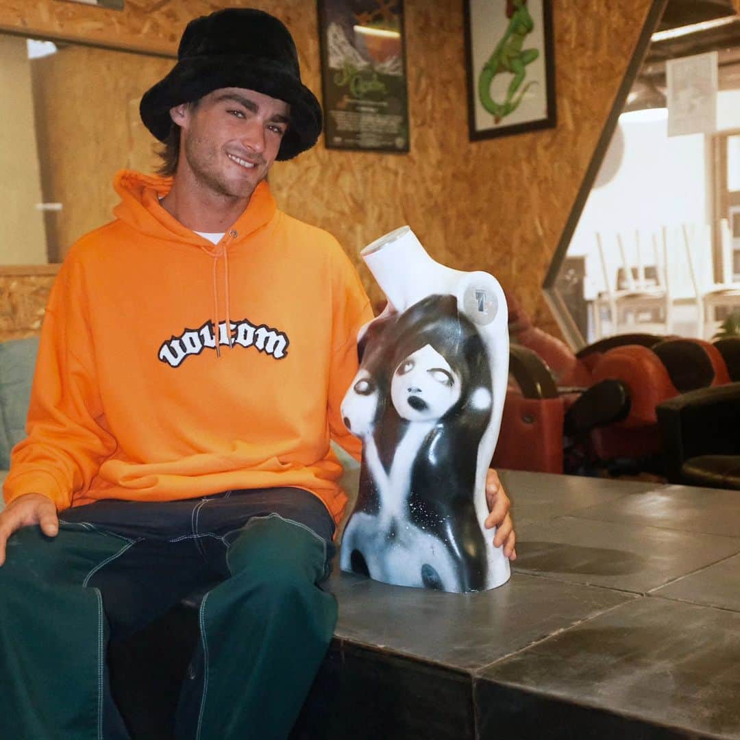 のインスタグラム：「バッグから猫が飛び出したようだ。featured artist ナンド・ヴォナーブによる秋のフレッシュ・ルック。  #Volcom #TrulyDefined #TrueToThis #VolcomJapan #featuredartist #nandovonarb」