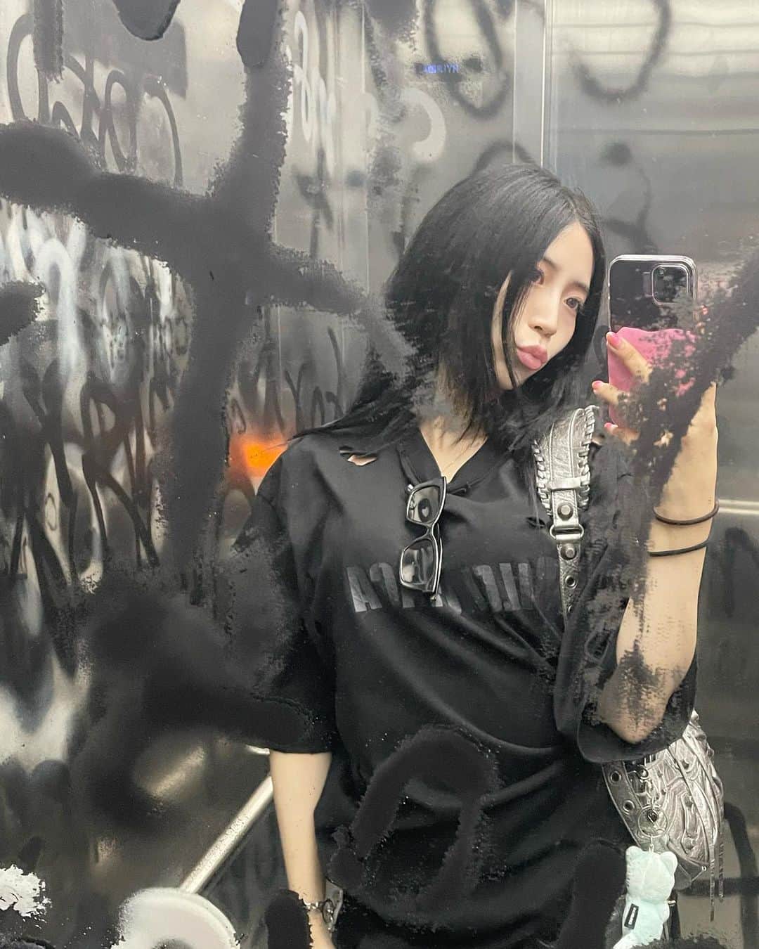 原涼香のインスタグラム：「#후암동 にある @comfort.seoul 🐈‍⬛🖤 来るのは２回目だけど、 今回は目当ての展示があったからまたきた🌼 ㅤㅤㅤㅤㅤㅤㅤㅤㅤㅤㅤㅤㅤ 1Fにあるセレクトとオリジナルが集まるSHOP、 2Fのアートスペース、 3.4Fはカフェとルーフトップになってて癒されるのでお洒落好きな人はぜひฅ•ﻌ•ฅ♡ ㅤㅤㅤㅤㅤㅤㅤㅤㅤㅤㅤㅤㅤ」