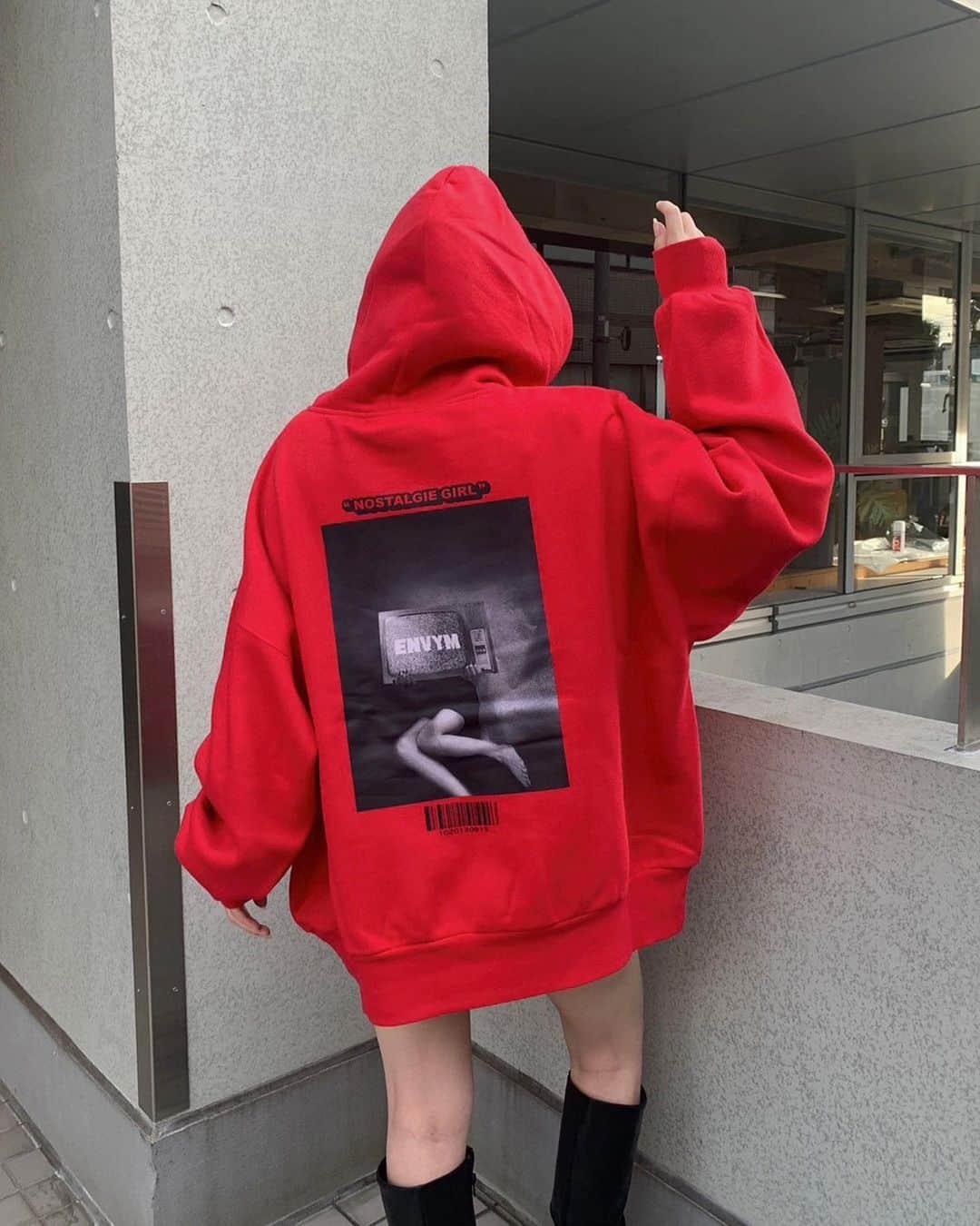 ENVYMのインスタグラム：「【𝟗.𝟐 𝐏𝐑𝐄𝐎𝐑𝐃𝐄𝐑❤️‍🔥】 ⁡ ✔︎︎︎︎PHOTOGRAPHY PO color/WHITE/RED/GRAY/BLACK price/¥9,790 ⁡ 9/2~ENVYM WEBSTOREにて予約販売開始 ⁡ 🔥9/2~WEBSTOREで対象の予約商品が10%OFF🔥 ⁡ ■ポイント ENVYMでは大人気なオーバーサイズのフードPO！ 今季はフォトデザインになり今までとは違う印象に♪ ⁡ ■ディティール とにかくシルエットが可愛いENVYMのPO。 袖のボリュームとボディの丸みがポイントです。 裏起毛なのでこれから長く着用出来ます！ ⁡ ■スタイリング ミニボトムを合わせてワンピース風の着用がおすすめ！ 今季はレイヤードスタイルもトレンドなのでレースインナーを合わせて ポイントにするとお洒落度がグッと上がります◎ ⁡ ---------------------------------------- ⁡ TGC出展決定✨️ ⁡ 第37回マイナビ東京ガールズコレクション2023AUTUMN/WINTER 開催日時：2023年9月2日（土）開場12:00,開演14:00,終演21:00（予定） ⁡ #ENVYM#2023AW」