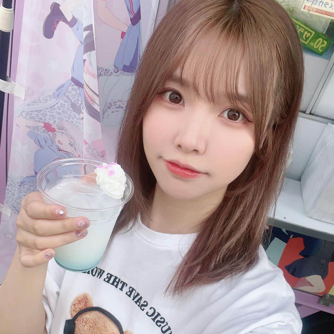 Liyuu（リーユウ）のインスタグラム：「昨日「bloomin’」のリリース店舗回り 原宿ゲーマーズさん Liella!のキッチンカーで可可ちゃんのドリンク飲めた🤤🍨  ちょっとこうゆう感じでハッシュタグをつけさせてもらいますw。 #Liyuu_bloomin #liella」