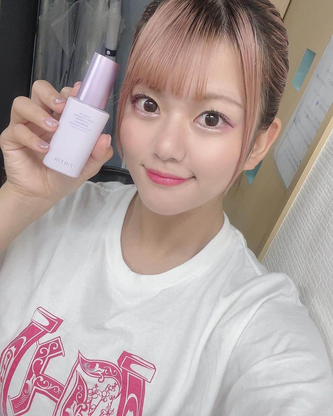 梅咲遥のインスタグラム：「TIRTIRから人気商品だったMASK FIT TONEUP ESSENCEより新商品が登場🤍  私はくすんだ黄みを補正する 「ラベンダートーンエッセンス」を使用しています！  これ一本で、肌のカラーコントロールができるので薄めのメイクの時も、試合の時やお出かけのバッチリメイクの時も両方使える万能トーンエッセンス✨ 伸びがとても良く、みずみずしい水分感でとても使いやすいです。  それぞれの肌悩みにあうトーンアップエッセンスを見つけてみてね👀  #tirtir #pr #トーンアップエッセンス  #ラベンダー」
