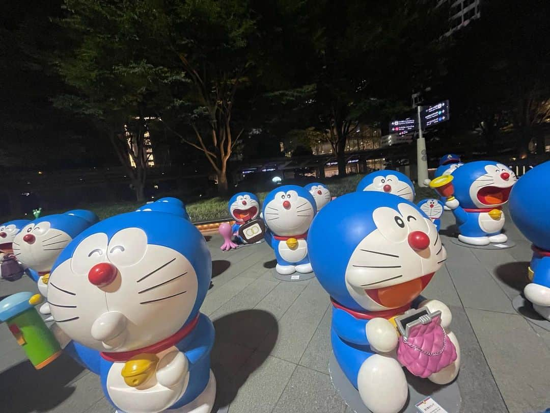 大和未知さんのインスタグラム写真 - (大和未知Instagram)「テレ朝前の夏祭×ドラえもん＝六本木な夜🌉  関東マルシェであったばかりの静岡からあやかちゃんと  お友達の銅の版画作家のアズミちゃんにも会えて  ステラちゃんとお酒飲みながら夜ご飯も食べられたりして  仲間で遊ぶのってやっぱり楽しいなぁ、  ほっとするなぁと心から思った日✨✨✨  ステラちゃんと私の洋服がなにげに  ドラえもんとドラミちゃんのカラーになってるの🤣  わかる人いるかな〜🙂🙂  テレ朝前のイベントスペースしょっちゅうイベントやっててすごくエネルギー高い✨  大好きな毛利公園の隣🫶✨  #六本木ヒルズ #テレ朝 帰りに #ドラえもん   *🍃💠 𓂃𓈒𓏸︎︎︎︎⁡ ͛.*🍃💠」8月31日 18時38分 - michi.minnashiawase