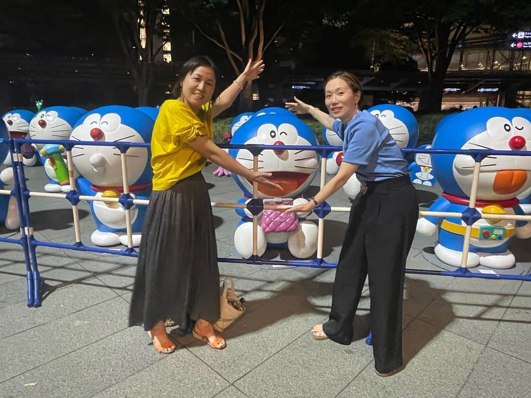 大和未知さんのインスタグラム写真 - (大和未知Instagram)「テレ朝前の夏祭×ドラえもん＝六本木な夜🌉  関東マルシェであったばかりの静岡からあやかちゃんと  お友達の銅の版画作家のアズミちゃんにも会えて  ステラちゃんとお酒飲みながら夜ご飯も食べられたりして  仲間で遊ぶのってやっぱり楽しいなぁ、  ほっとするなぁと心から思った日✨✨✨  ステラちゃんと私の洋服がなにげに  ドラえもんとドラミちゃんのカラーになってるの🤣  わかる人いるかな〜🙂🙂  テレ朝前のイベントスペースしょっちゅうイベントやっててすごくエネルギー高い✨  大好きな毛利公園の隣🫶✨  #六本木ヒルズ #テレ朝 帰りに #ドラえもん   *🍃💠 𓂃𓈒𓏸︎︎︎︎⁡ ͛.*🍃💠」8月31日 18時38分 - michi.minnashiawase