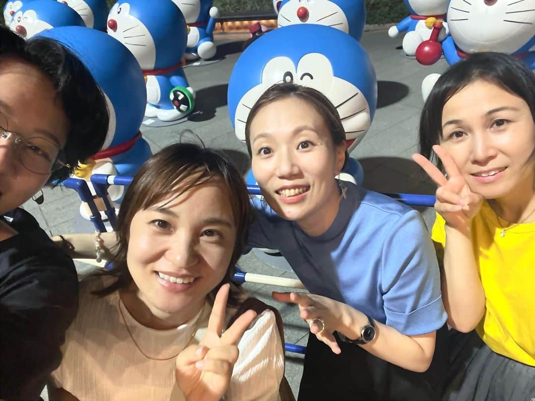 大和未知のインスタグラム：「テレ朝前の夏祭×ドラえもん＝六本木な夜🌉  関東マルシェであったばかりの静岡からあやかちゃんと  お友達の銅の版画作家のアズミちゃんにも会えて  ステラちゃんとお酒飲みながら夜ご飯も食べられたりして  仲間で遊ぶのってやっぱり楽しいなぁ、  ほっとするなぁと心から思った日✨✨✨  ステラちゃんと私の洋服がなにげに  ドラえもんとドラミちゃんのカラーになってるの🤣  わかる人いるかな〜🙂🙂  テレ朝前のイベントスペースしょっちゅうイベントやっててすごくエネルギー高い✨  大好きな毛利公園の隣🫶✨  #六本木ヒルズ #テレ朝 帰りに #ドラえもん   *🍃💠 𓂃𓈒𓏸︎︎︎︎⁡ ͛.*🍃💠」
