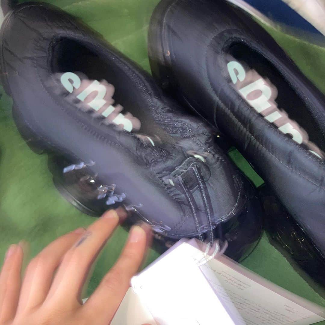 甘楽さんのインスタグラム写真 - (甘楽Instagram)「hella cool✴︎✴︎✴︎ @grounds.official   my shoes must be special✴︎ because music is made when they step on the effectors✴︎  groundsの新作来た！とぅやとぅやのぷりぷり❤︎こちらでエフェクター踏ませていただきます🦵素敵なデザイン本当嬉しい気持ちになる。  #grounds #mikiosakabe  #sneaker #groundsfootwear」8月31日 18時30分 - n__feni