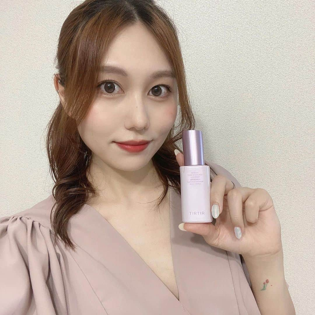 あゆたびのインスタグラム：「TIRTIR(@tirtir_jp_official )人気下地 「MASK FIT TONEUP ESSENCE」シリーズの新作をいただいたのでレポ💫  以前からこのシリーズのベージュを下地として使ってたんだけど、このシリーズは伸びもいいから1回分がかなり少量で済むのでコスパがとにかくいい🙆🏻‍♀️ さらに、トーンアップはもちろんだけどマスクにも付きづらいし、サラッとしたテクスチャーなのでスキンケアみたく使えるのが好きなとこ💫  今回私がもらったのはTIRTIRの"MASK FIT TONEUP ESSENCE"シリーズの新色 #ラベンダー 🪻 他にも同時に #ミント も発売されて、この2種類はこれ1本で今まで通りトーンアップもするし、カラーコントロールもできるので、すっぴん風メイクからバッチリメイクまで使える万能エッセンスなんだって〜👀  3種類あるから個人それぞれのお肌の特徴に合わせて使い分けると良いかも◎  ↓それぞれの種類の特徴はこちら↓ ミント(NEW):グリーントーンの鎮静パウダーを加えて、色とりどりになった赤くなった肌を補正できる  ラベンダー(NEW):パープルトーンのパウダーを加えて、くすんだ黄みを補正できる  ベージュ:全てのお肌に使えて、自然に肌をトーンアップ💫潤う水分でイキイキとした肌にサポートできる  個人的には、上記の特徴以外だとベージュはナチュラルなカバー力もあって、ラベンダーの方は透明感があるように感じたかな〜 時と場合によって私も使い分けようと思います！ みんなもそれぞれの肌悩みに合うトーンアップエッセンス探してみてね🔍😙  #TIRTIR #PR #トーンアップエッセンス #化粧下地 #カラーベース #パープルトーンアップ #トーンアップサンエッセンス #トーンアップベース #メイクベース」