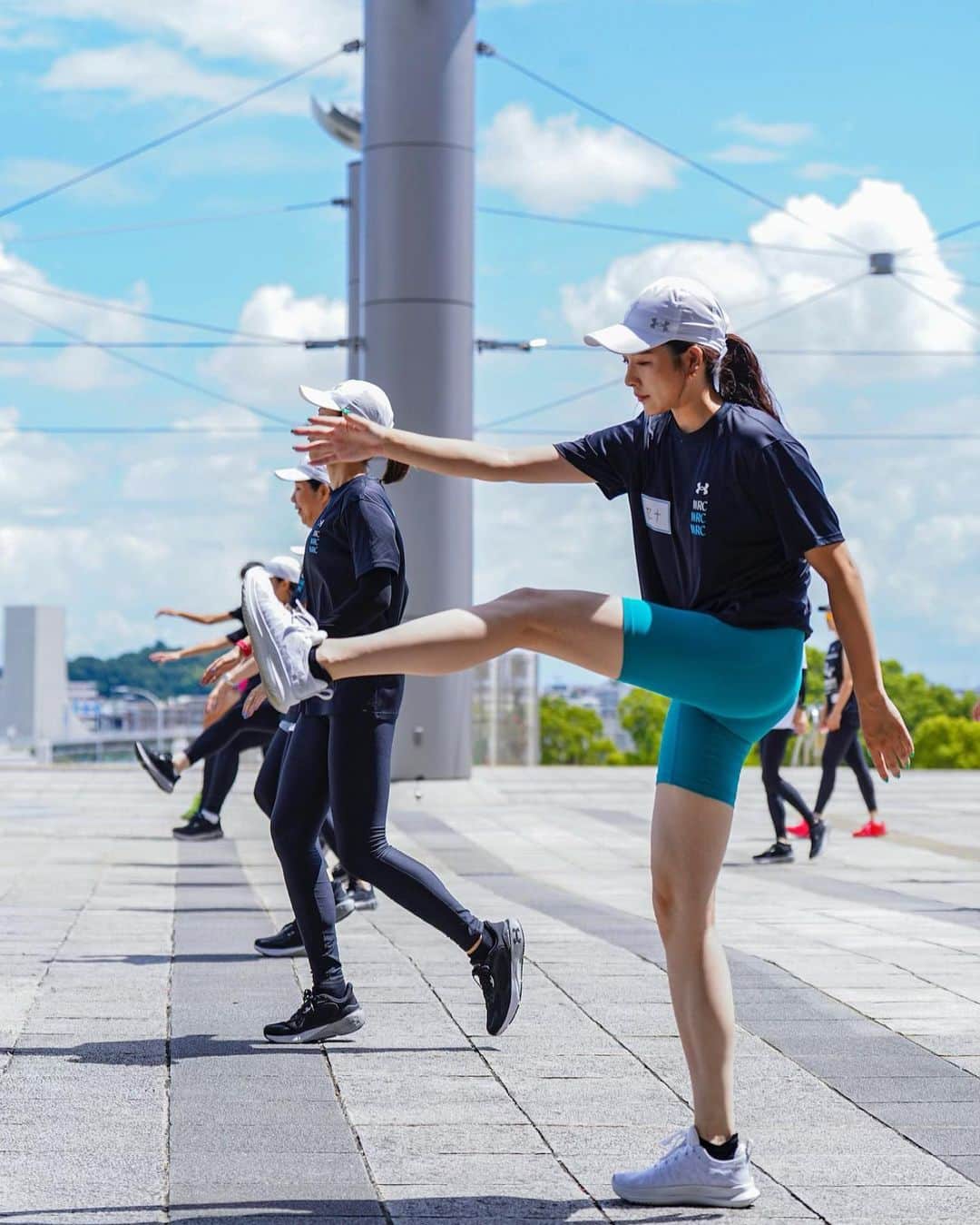 星南のインスタグラム：「. ⁡ ⁡ ⁡ 横浜マラソンまで2ヶ月を切りました（╹◡╹） ⁡ 最近はスイム練習に登山に偏りがちだったので またランニング練習に戻らないと🍃 今の自分のできる最大限のパワーで ワタシにできる努力を大会当日までに積んどきます💥 (サボりマンになったらまた喝入れ投稿します笑) ⁡ ⁡ 昔は準備や地道な努力を積み重ねていくことが あまり得意ではなかったけれど、 結果や運を掴むためには事前の準備と努力が とても重要であると気づきました。 ⁡ もちろんそこに飛び込むための勢いや 行動力がなければ、運を掴むことさえもできないと 思っています。 ⁡ もちろん結果が"全て"といった世界もある。  だけれど、その人の努力の過程を本質を見てくれている人は 結果だけに評価するのではなく過程に評価してくれる人たちが ワタシにとって本当に大切な人たちだと思っているし ワタシも大切な人たちには努力の過程にビックハグしたい。 ⁡ ⁡ "一歩踏み出してとにかくやってみること" がすごーく大切だと思っているから もしその一歩の結果がダメだったとしても 私たち人間には、地球人には "生きていたら何度でも挑戦できる" という強みがあることも知ってる💌  生きてるから挑戦できるんだもの✌️ 生きる選択肢をしてるのはワタシだから✌️ せっかく生きてるならこのイノチを 全力でワクワクして楽しんだ方がいいでしょ🪩✨ そんな常にギャルマインドを持っています！  ⁡ だからワタシは常にYESマンでありたいし 機会をもらえるなら常に挑戦し続けていきたい❕ だから最近の肩書は"チャレンジャー"という 一面もあるんだと思うな( ◠‿◠ )💗💗💗 ⁡ ⁡  ⁡  ⁡ #フルマラソン #ランニング #アンダーアーマー #underarmour #ランニング初心者 #トレーニング　#横浜マラソン」