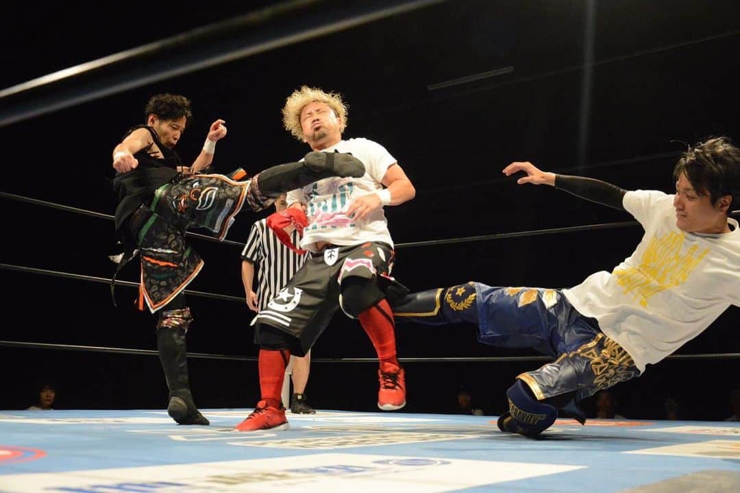 熊野直哉のインスタグラム：「ILGRAVITY Special Live  ご来場誠にありがとうございました！ プロレス二戦目にして、自主興行・メインイベンター。  緊張はしなかったけど、ずーっと何日もソワソワしてました🤣💦  エンターテイメント×プロレスは、我々ILL GRAVITYにしか出来ないと確信をもって開催できてよかったです！  JTO全面協力によって、素敵な一日となりました！  夢のプロレス興行の開催、早くも叶ってしまったので、次なる目標は継続して大きな会場を目指します！ 僕たちを通じてプロレスに触れてくれた皆様から、  プロレスは楽しい！って言ってもらえたことが何よりも大成功です！  試合は負けてしまったが。。。  ARA！Mr.マスク！いや、全プロレスラーに！ 次は俺が3カウントを取る！！！！  #pw_jto #prowrestling #prowrestler #プロレス #イルグライブ」
