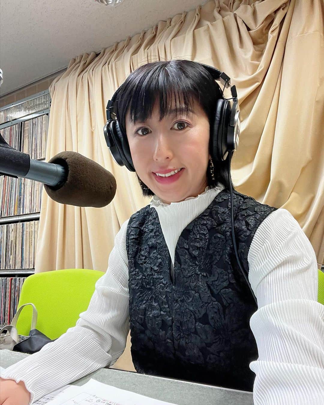 有働文子さんのインスタグラム写真 - (有働文子Instagram)「【（9/4）の #レディいば】  💁‍♀️テーマ 「職場での円滑な人間関係について」  ゲストは 、#特定非営利活動法人アサーティブジャパン 代表理事 森田汐生先生です👩‍🏫！  人間関係やコミュニケーションを改善していくためにの考え方を教えていただきます🙆‍♀️⭐️ 待望のテーーマは、必聴です😎  とりあえず、ゲストとのzoom写真がまだ間に合わないので、収録待機中の写真です📻  📪メッセージやお悩みも募集📪　 ✉lady@lucky-ibaraki.com Twitterは、📱#レディいば を付けて投稿  #レディいば #働く女性を応援 #働く女性 #ラジオ番組 #ダイバーシティ #働きやすい環境 #女性キャリア支援 #収録待機中」8月31日 18時32分 - udou_fumiko